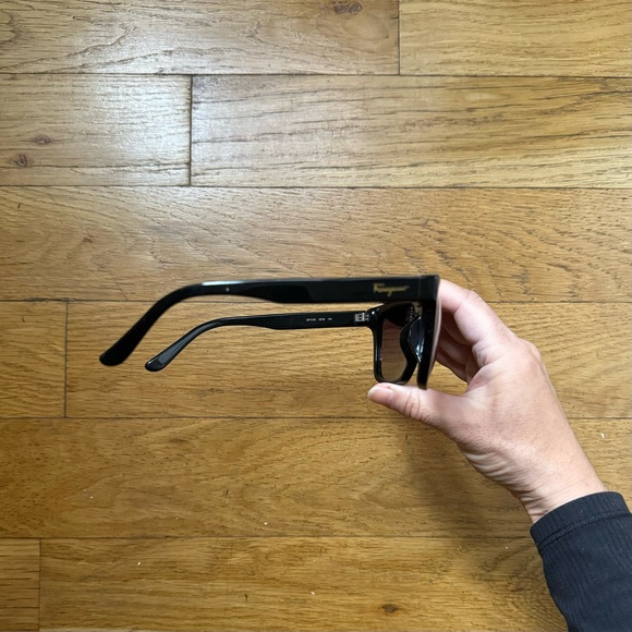 Ferragamo sunglasses - Picture 5 of 9